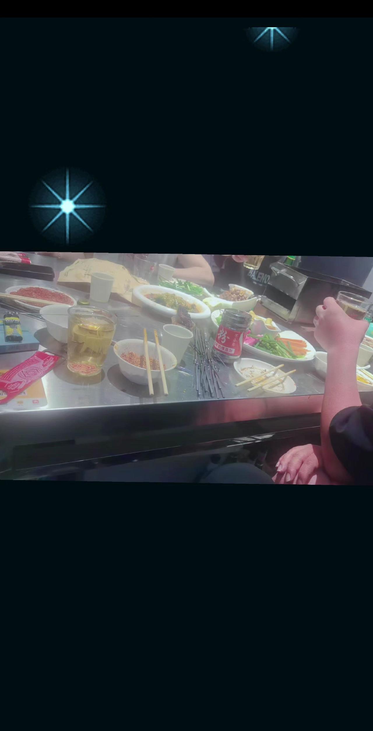你知道什么才叫偏爱吗？偏爱就是别人都在讲道理，唯独他在哄你，别人都在看对错，唯独
