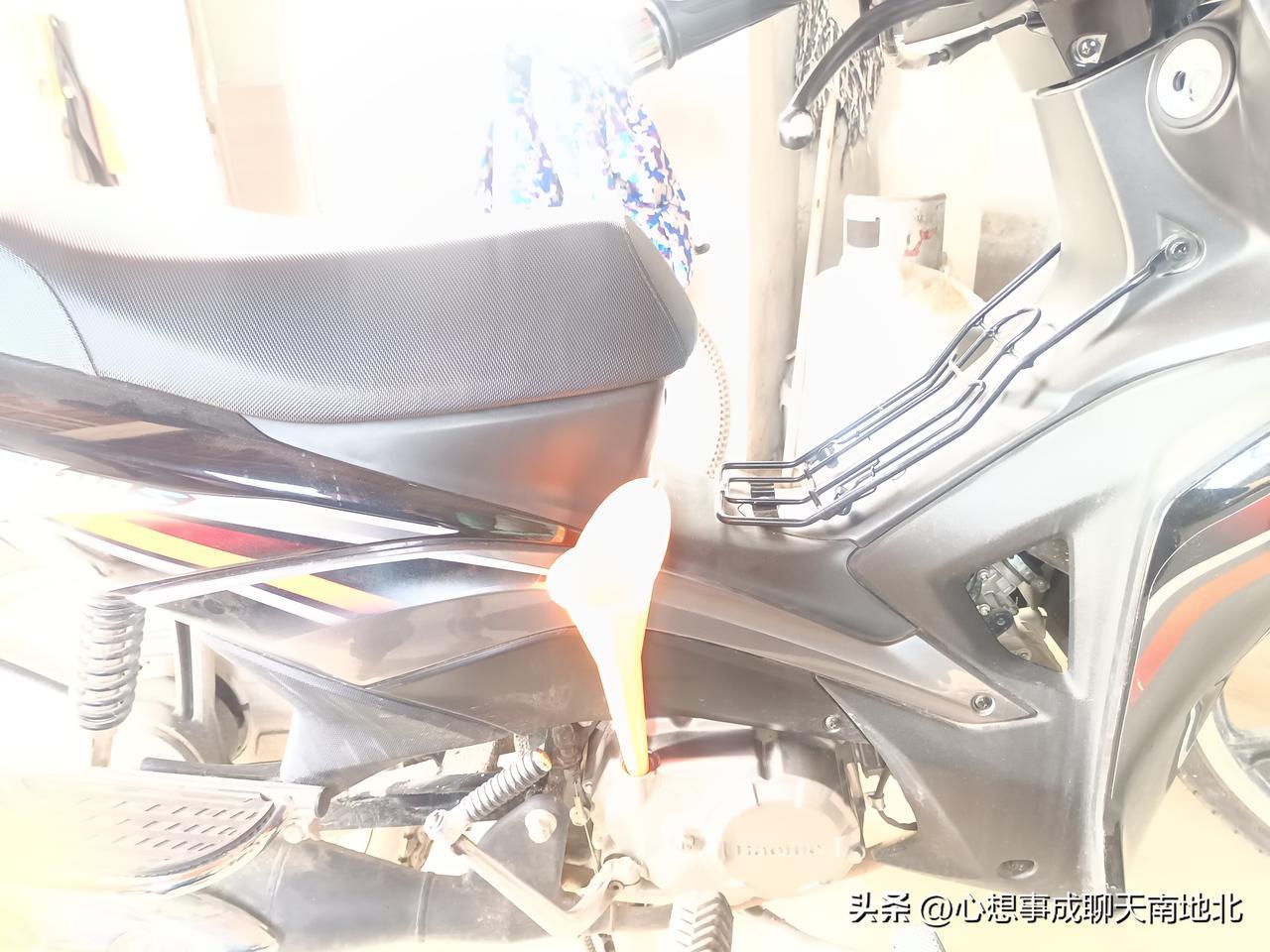 摩托车自己换机油其实很简单。首先用17号扳手把油底壳螺丝拆下来，放干净旧机油，拧