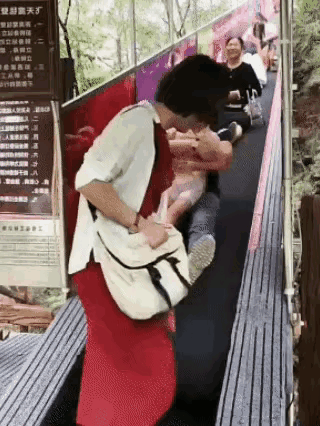 现在很多景区都安装电梯，既能收费又让游客开心，一举两得，但是失去了游玩的意义。坐