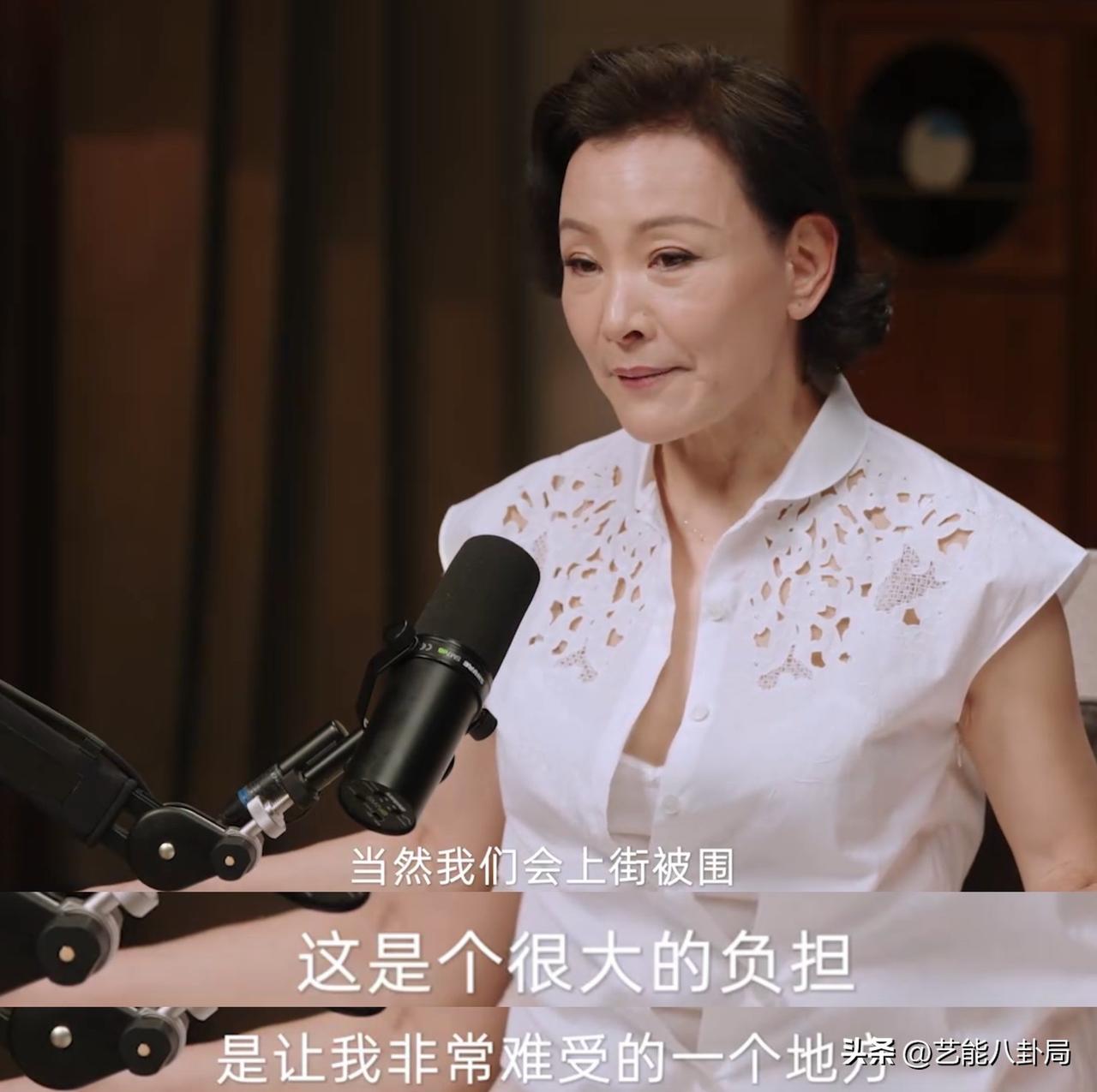陈冲告诉鲁豫：“突然之间，很多人来追求我。”
一夜爆红后，上街会被围堵，为了逃避