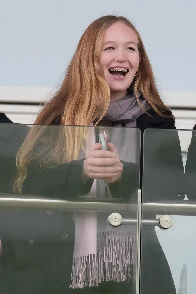 英国王室  今天迈克廷德尔和扎拉廷德尔带着他们的三个孩子，还有侄女们Savann