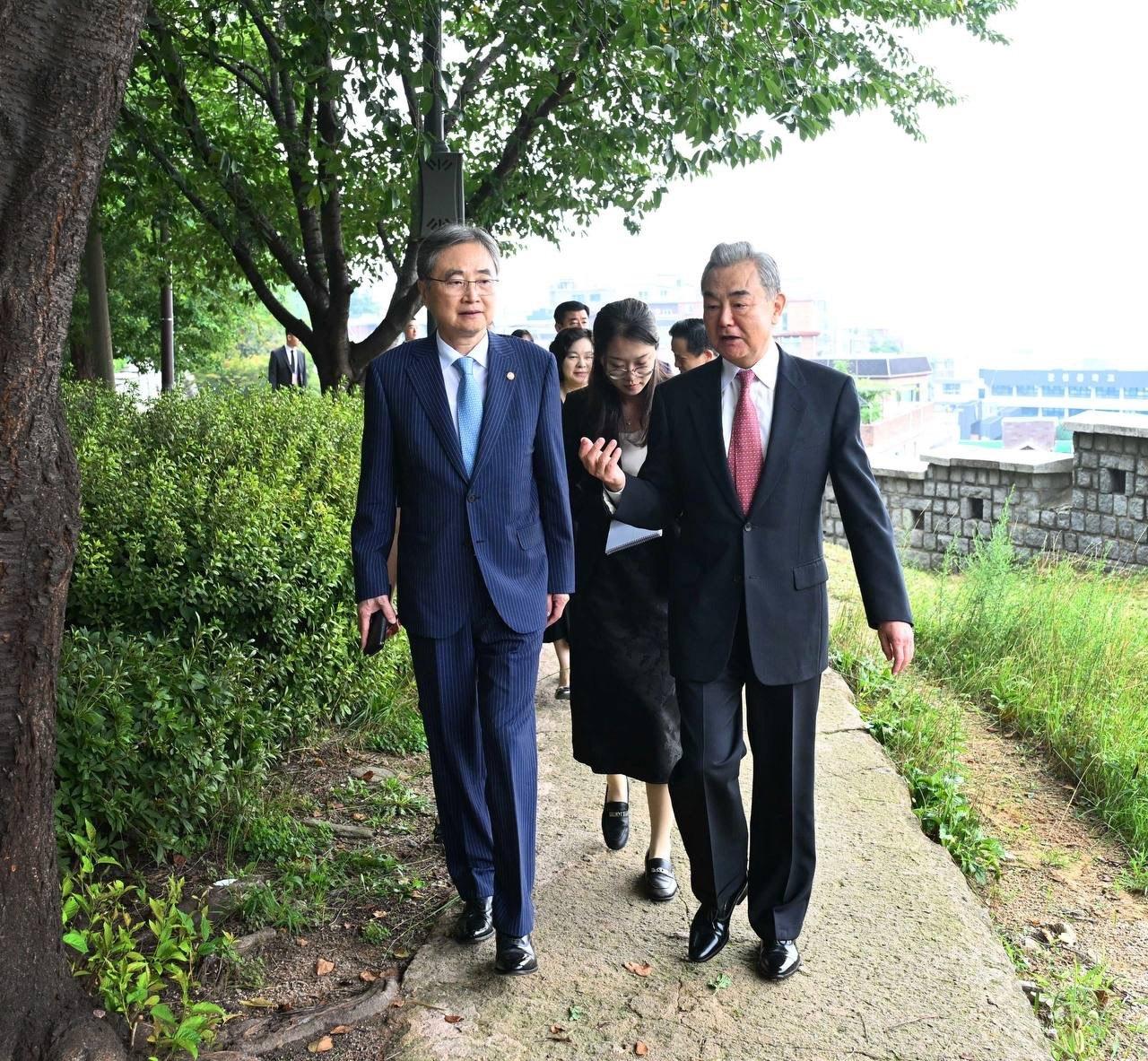 哈！如下图所见，韩国基础设施建设着实不咋样嘞！起伏不平水泥路面和杂乱不堪环境。