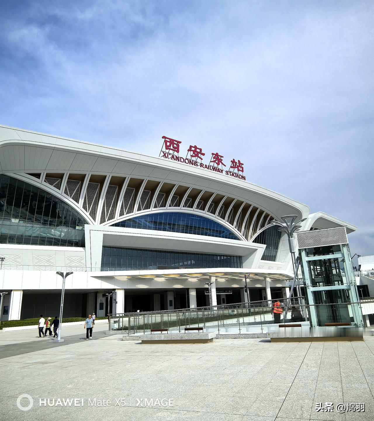 先睹为快，西安东站正式营运啦。下午16：20，我从大雁塔地铁站搭乘3号线，到青龙