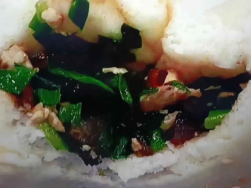 这个包子大家看出来是什么馅儿的吗？