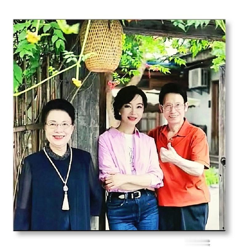 庭院留影！陈数和父母同框，书香家庭气质出众

庭院幽幽，草木葱茏。这是陈数和父母