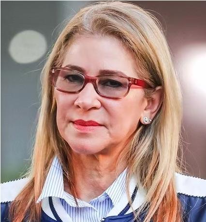 原来这位跟老公在被窝被抓走的女人也不简单！要知道她比马杜罗大九岁，能让总统都认她