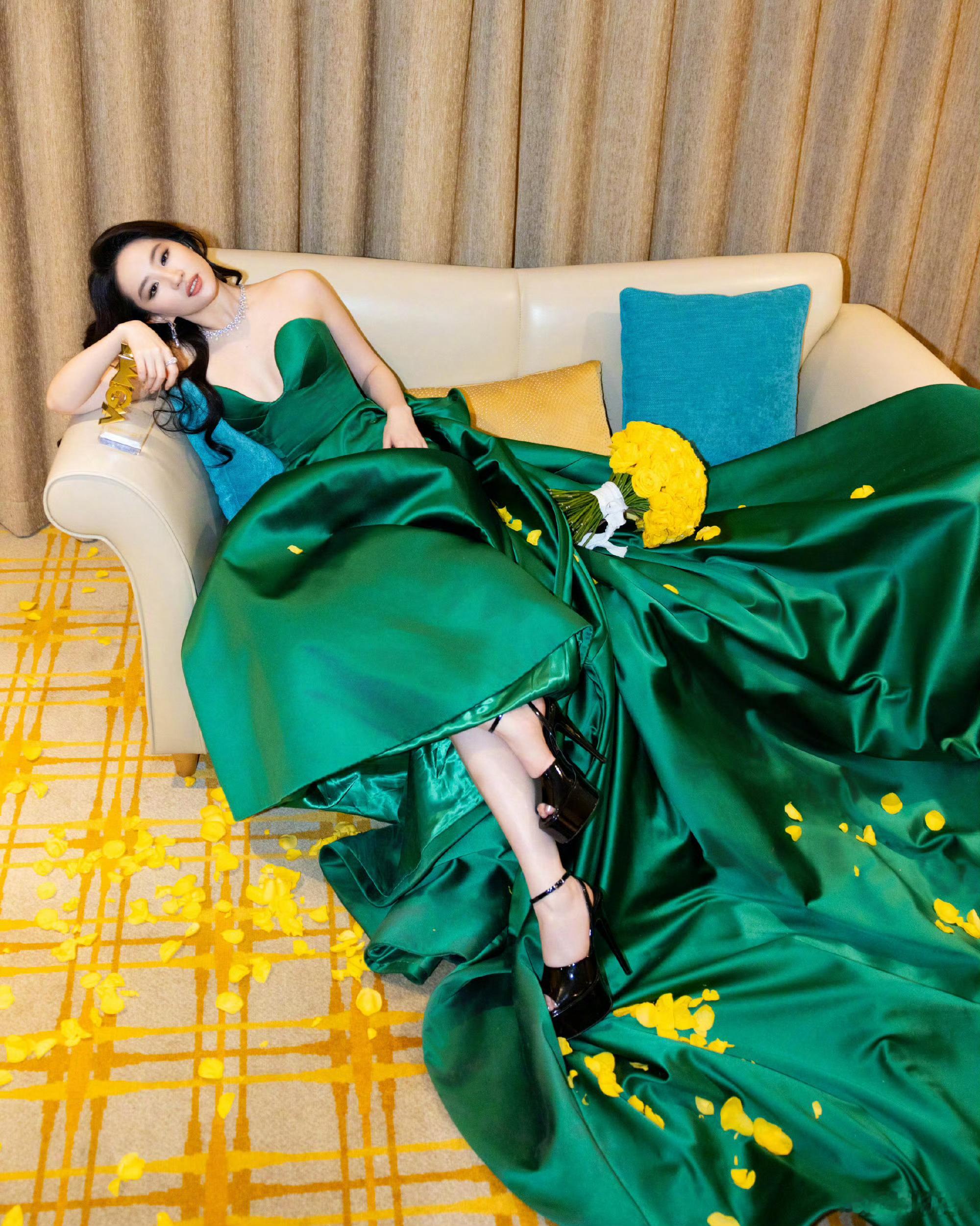 今天是黄亦玫生日，剧外加冕太风光了，可以说是爆剧最风光的女主角了。VOGUE压轴