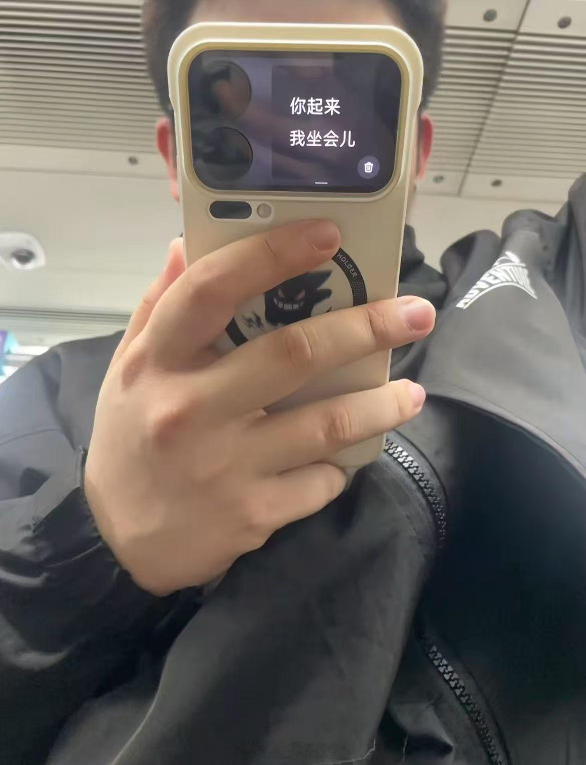 几年前住酒店，房间只提供两瓶瓶装水，多了要额外收费。不过有的酒店的水龙头旁边还会