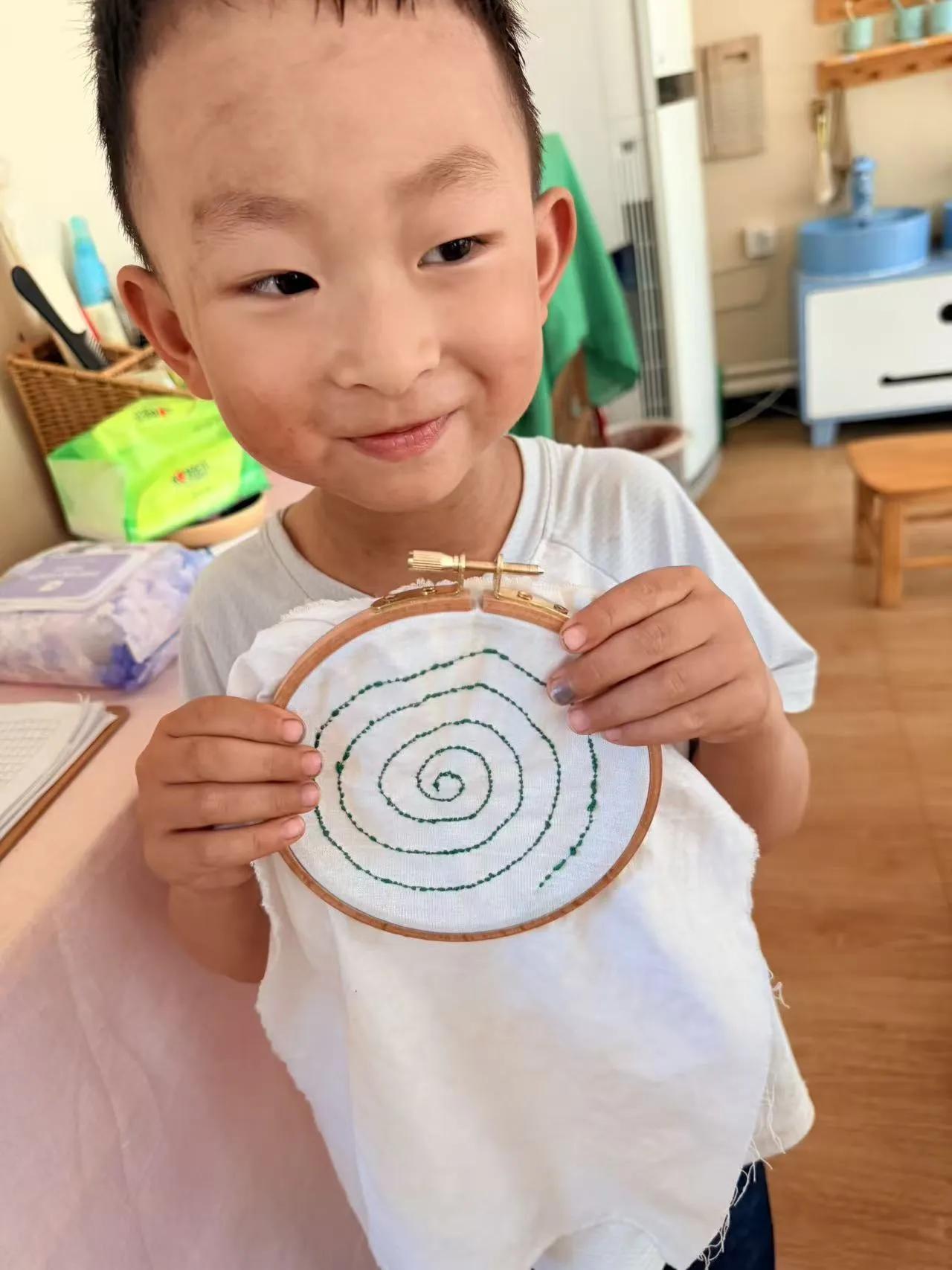 记录我的2026我的刺绣作品终于完成了！回想起在幼儿园里，我笨拙地捏着针线，在软