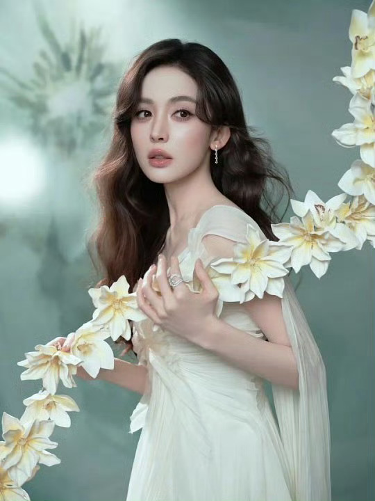 娜扎全名是古力那扎尔拜合提亚尔谁懂！娜扎完整全名是古力那扎尔拜合提亚尔，名字寓意