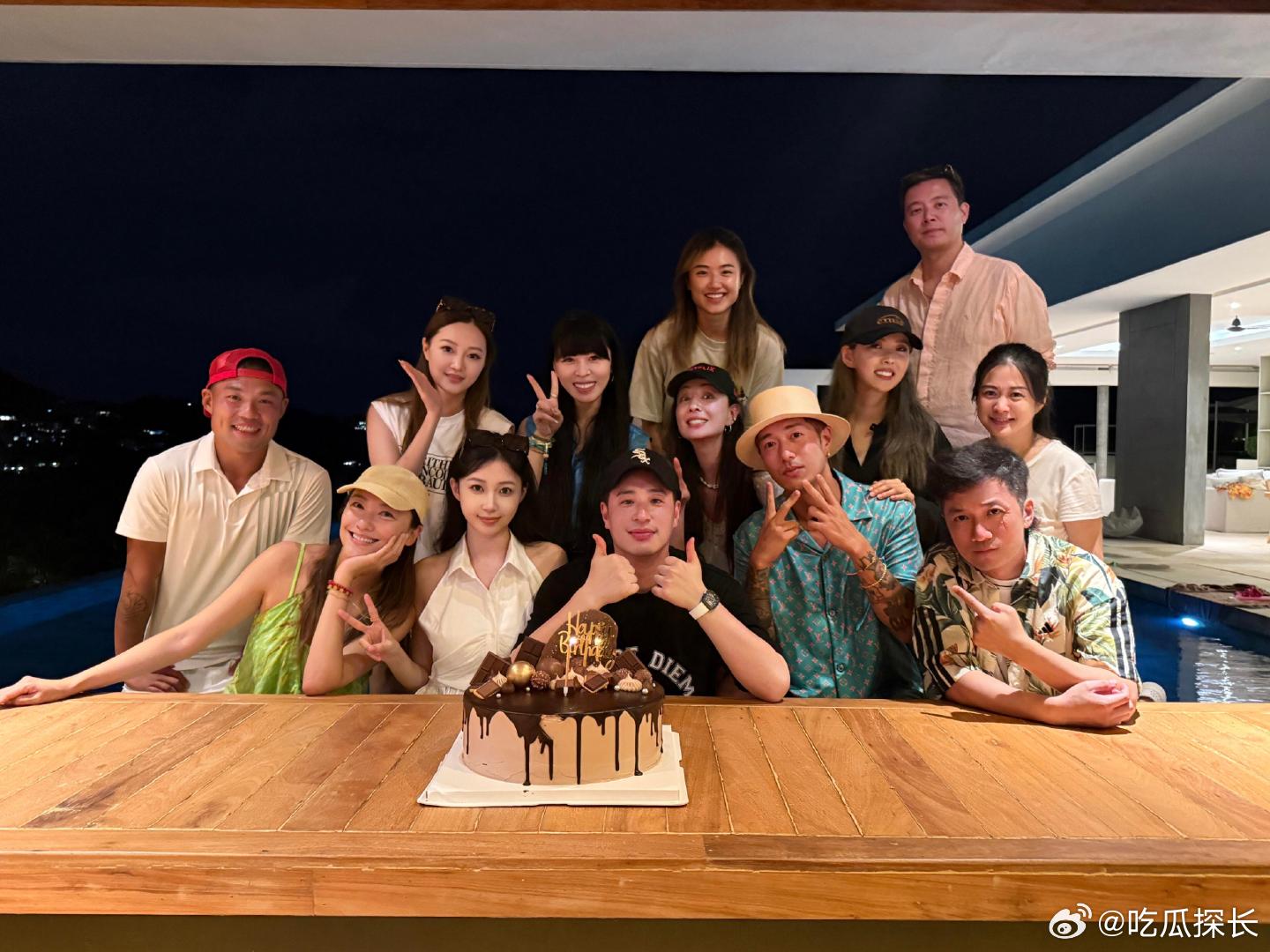 宣云祝潘玮柏生日快乐宣云晒潘玮柏庆生照 宣云晒潘玮柏庆生照了！潘玮柏那身黑装低调