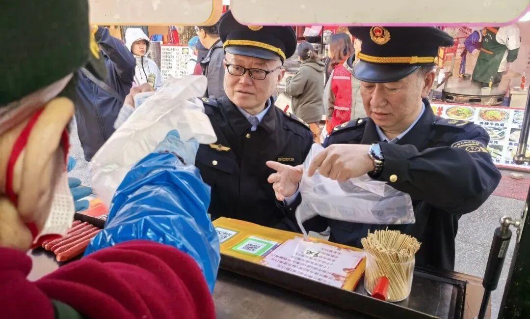 哈尔滨开展早夜市食品级塑料袋专项整治 健康安全“袋”回家

冰城市场监管
为进一