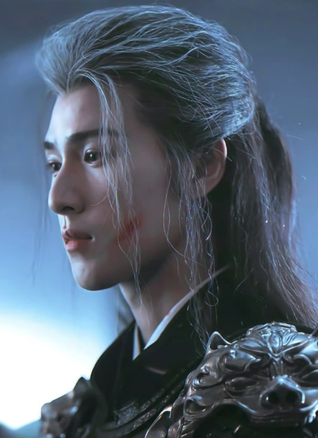 我不允许任何人错过李昀锐《九重紫》里的打戏，白发将军雪地奋起杀敌，帅得说不出话，