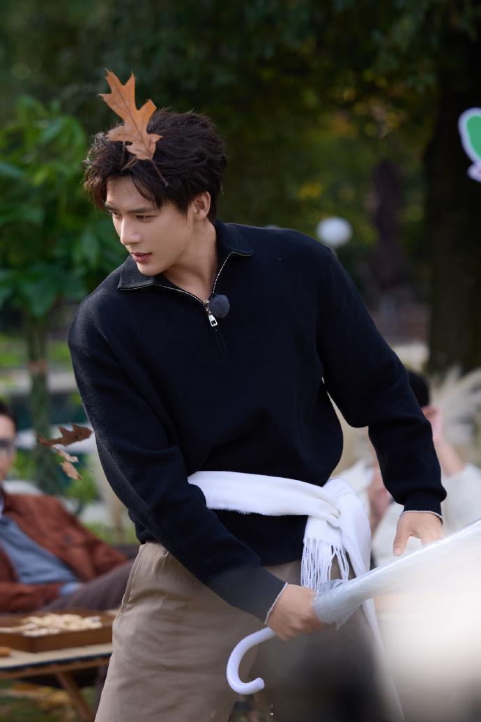 不管你是谁快从王安宇身上下来笑不活了！王安宇和胡先煦玩看动作猜歌词，老王哥手舞足