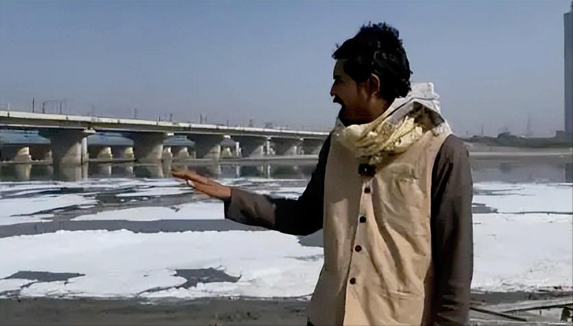 最近印度首都新德里的老百姓可遭了罪，因为没水用，数百万人被逼喝臭水，圣河咋变“毒