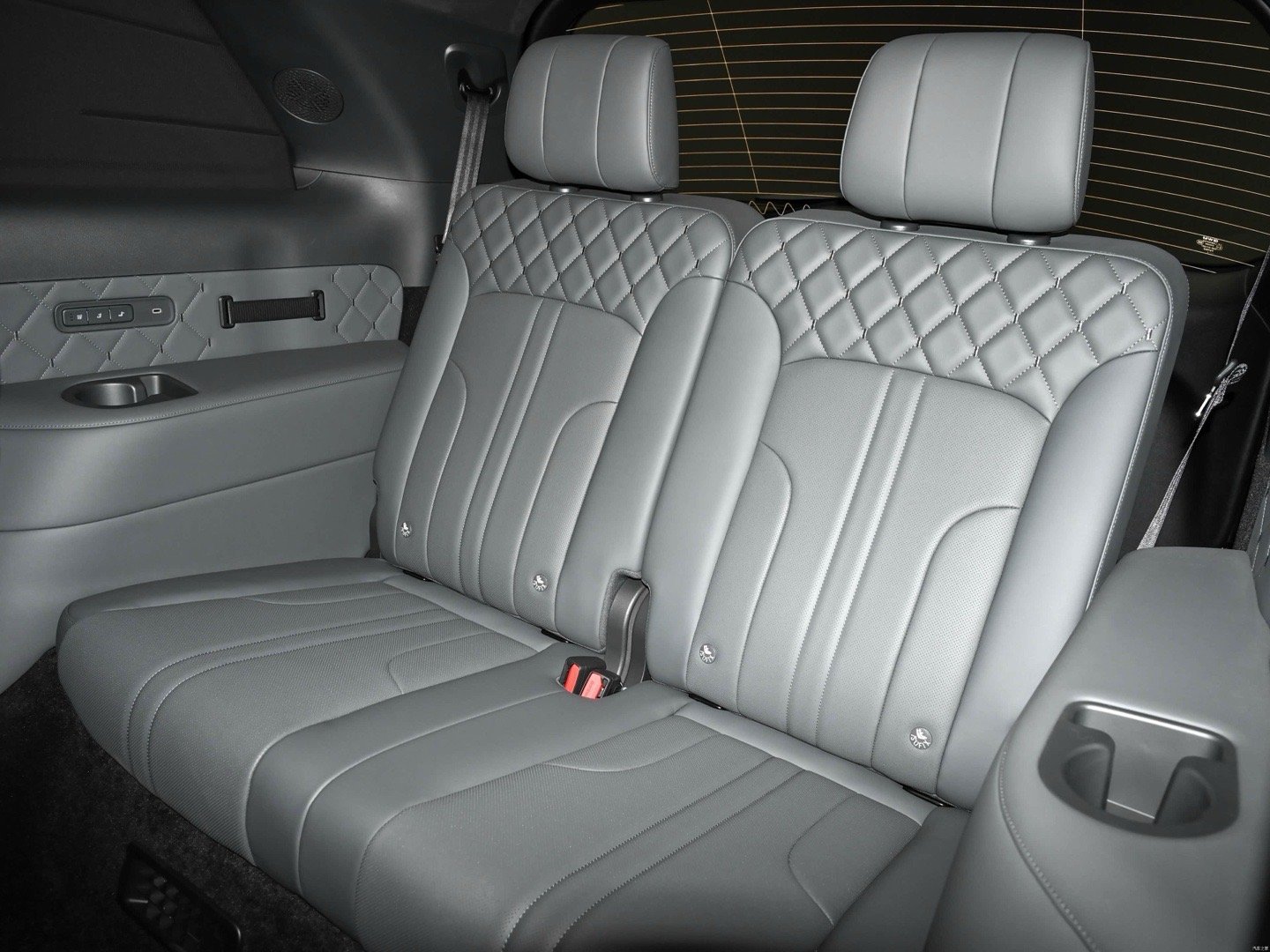 延续一下昨天的话题，借魏牌V9X观察一下宽胎+后转对第三排横向空间的影响。使用2