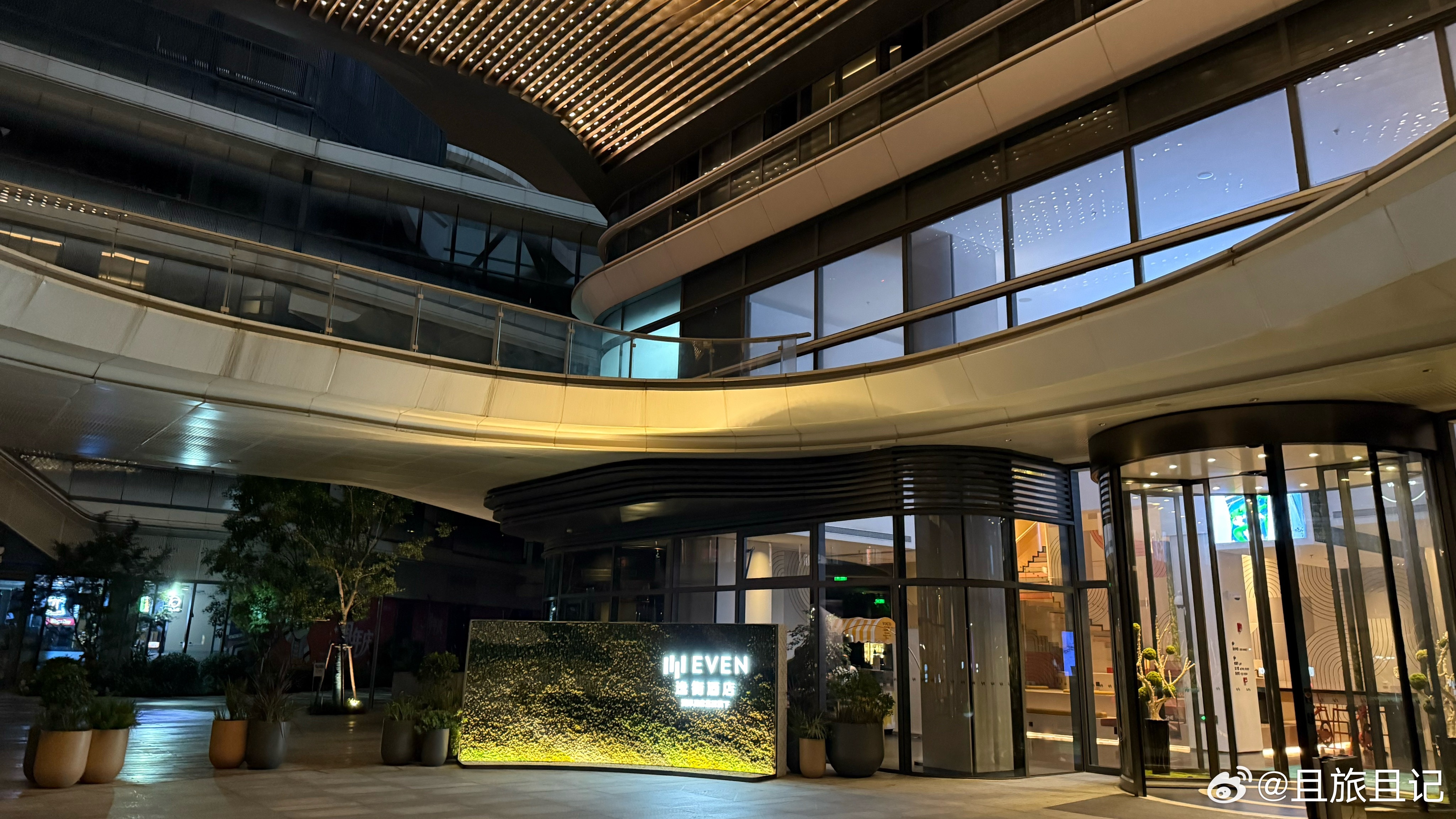 这次在上海住的是上海虹桥商务区逸衡酒店，洲际酒店集团的一个下属品牌，有点像快捷酒