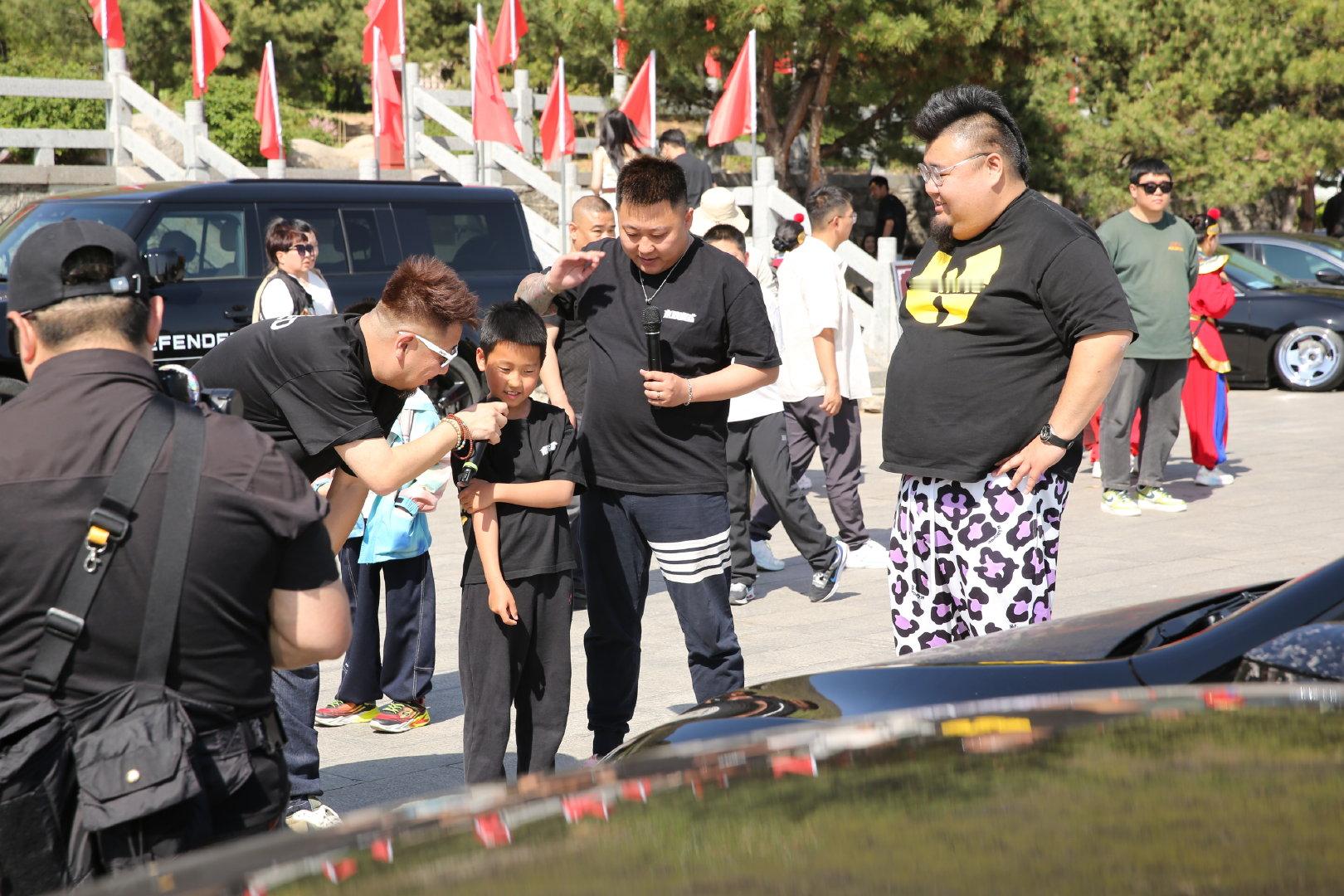 被天津人玩车方式惊呆了这才是天津的玩车氛围！从白发大爷大妈到十几岁的年轻小孩，不