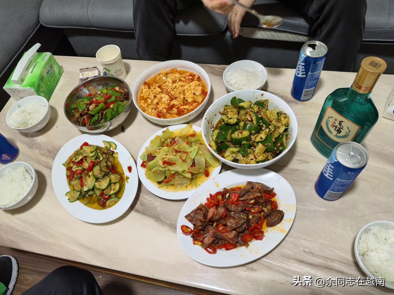 最近上夜班，感觉自己身体特别累。但我看到越南人上夜班，干得忒起劲儿，跟没事儿人一