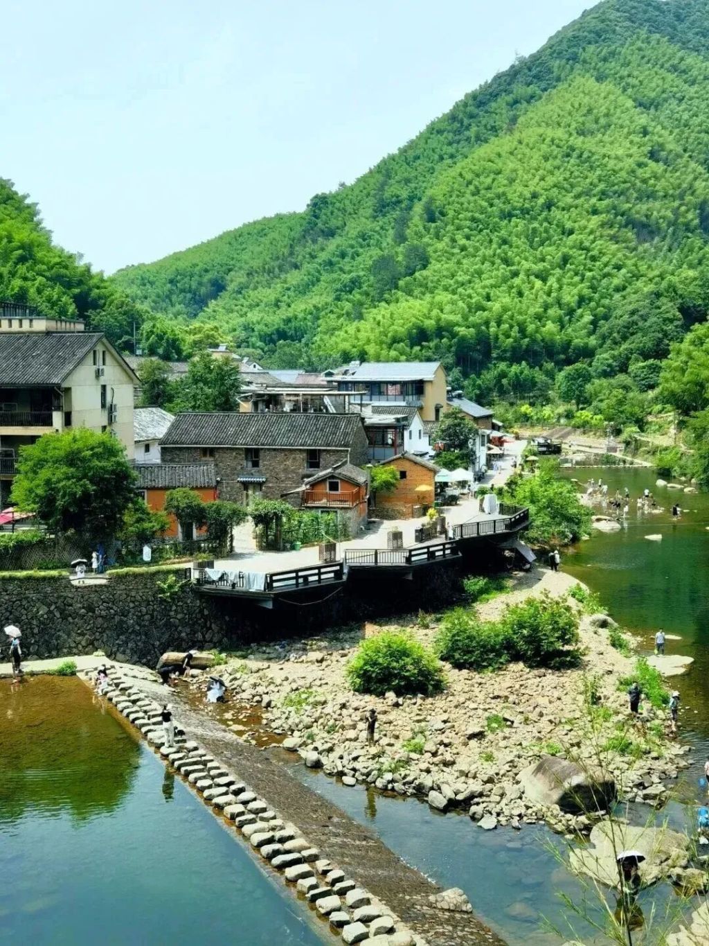 【27日，国际原油价格下跌超过8%】由于美国和伊朗暂停相互袭击，市场对原油供应受