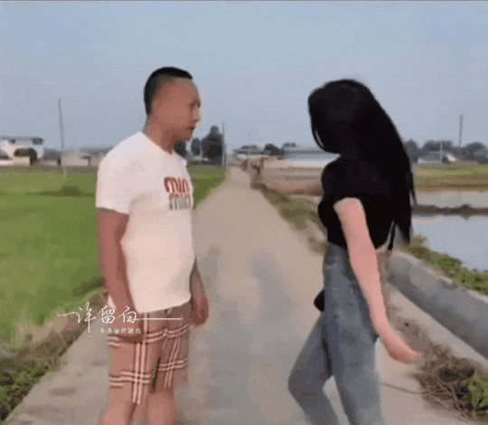 刚开始还以为
你是个男人
看到最后
却发现你连个女人都不如[捂脸]