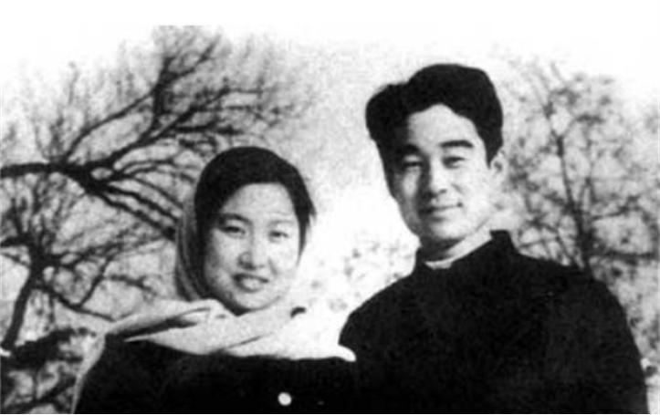 孔东梅开玩笑说，我的父母是早恋，因为外公和外婆，妈妈当年挺难的
 
当毛主席在得