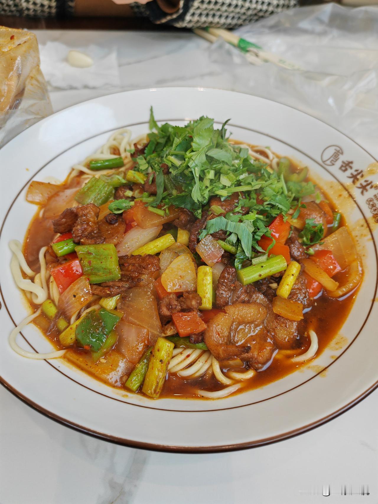 看看天水这家15块钱一碗的炒菜干拌面怎么样？
      天水好多兰州牛肉面馆都