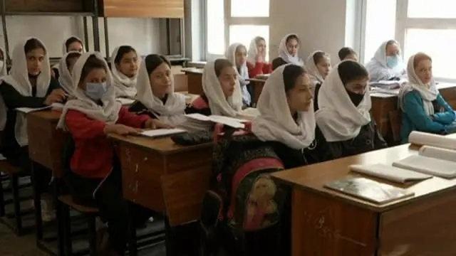 阿富汗永久禁止女性上学 这是在开历史的倒车，是对基本人权的践踏，更是自断发展根基