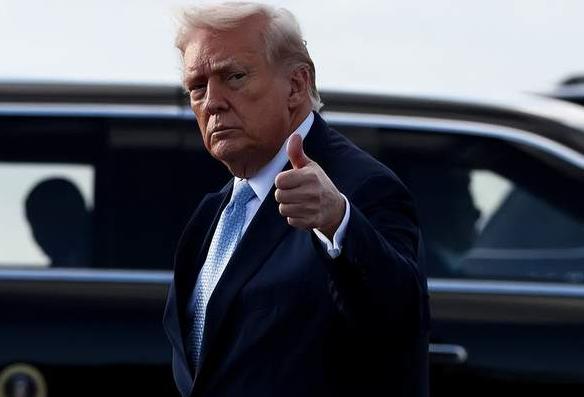 虚伪至极！美国政坛双标现场：特朗普骂佩洛西贪腐，自己收割全球更狠

小派实在看不