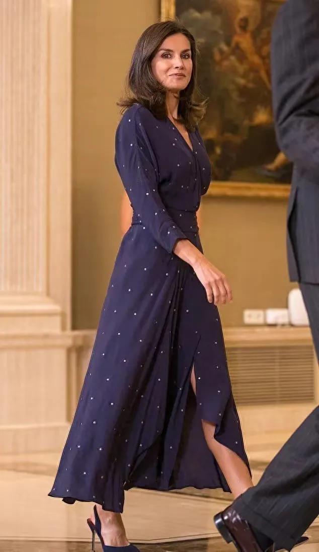 西班牙王后气场真强，莱蒂齐亚把两千七的蓝裙子
穿出两万七的效果，果然是高颜值带货