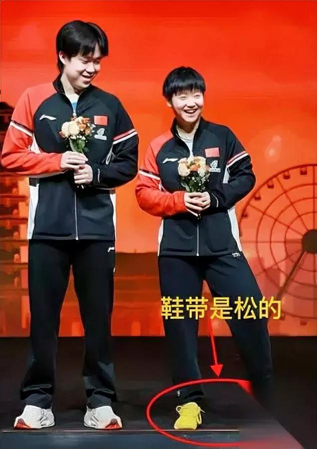 孙颖莎颁奖笑了！但...

她的鞋带为什么没系？

昨晚混双颁奖现场，孙颖莎的明