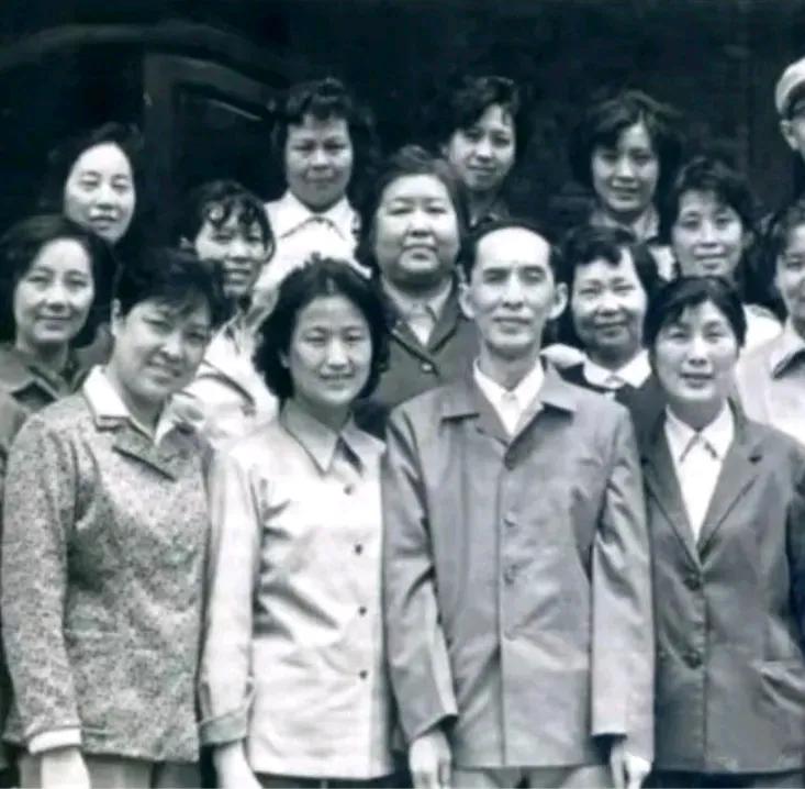 1983年，傅全香 王文娟 金采风 吴小楼与京剧名家王吟秋合影
那年王文娟老师有