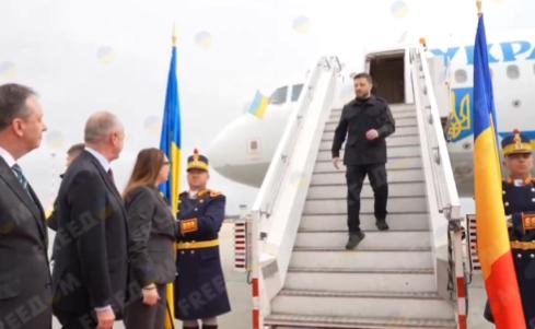 【泽连斯基在布加勒斯特会见了罗马尼亚总统尼库索尔·丹。】会晤期间，双方讨论了政治