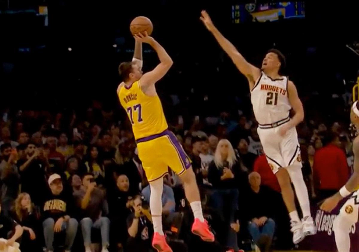 东契奇加时赛还有0.5秒绝杀掘金！
北京时间3月15日，湖人与掘金的比赛来到加时