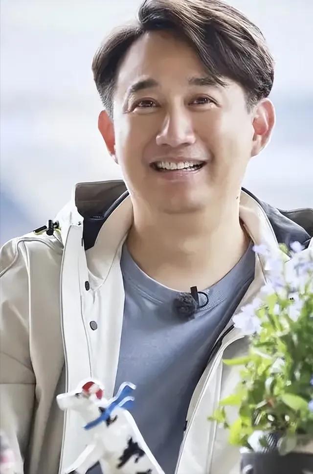 演员，黄磊说，我毕业留校，教海清他们班时，大学三年级的时候有一个毕业汇报，我就说