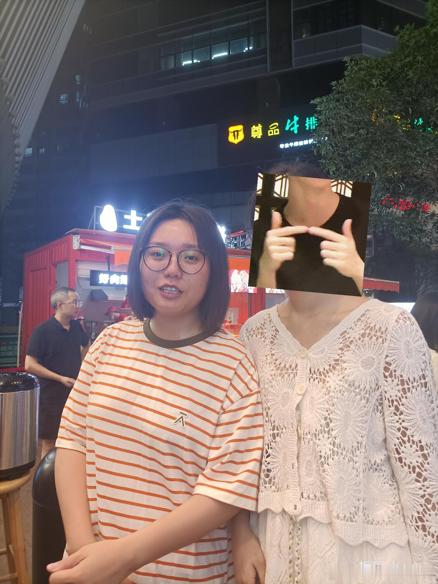 #偶遇李雪琴排队买奶茶##李雪琴排队买奶茶# 偶遇李雪琴排队买奶茶，状态不错，没
