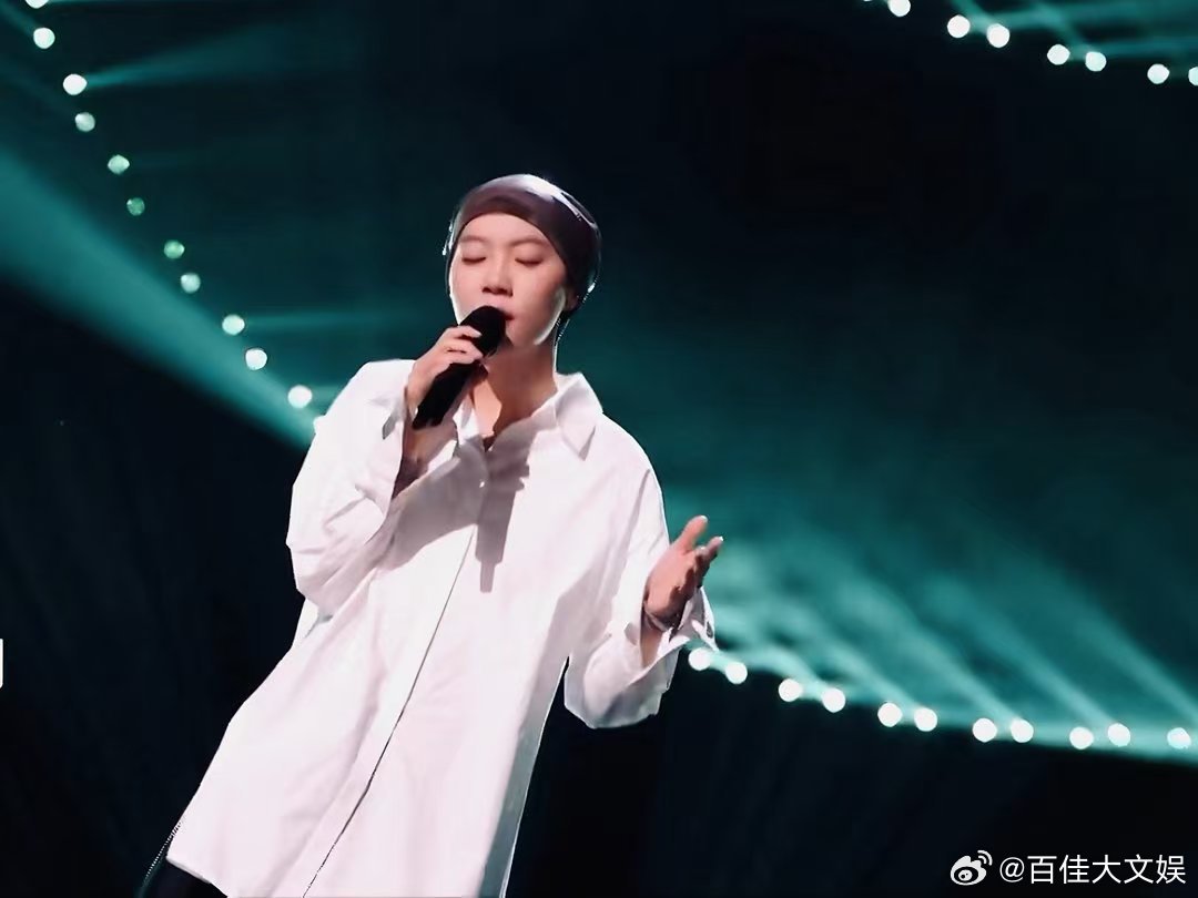 歌手直播窦靖童 好听 谁听完循环了几十遍！窦靖童在歌手直播唱《野花》，松弛通透的