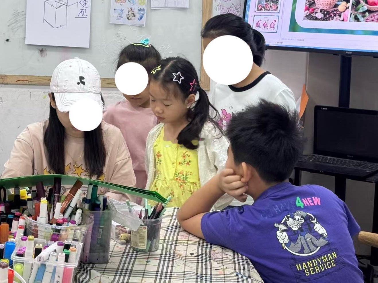 满姐现在太忙了暑假的画画班课还没上完 今天结束的话 还剩三节 刚我同学又催我让她