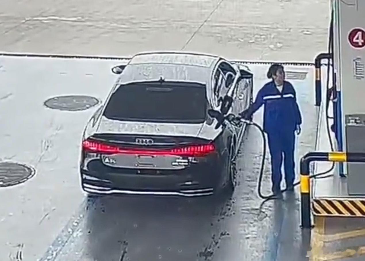 加油站回应奥迪加油632元逃单 4月11日，安徽合肥，一辆奥迪车加632元油后逃