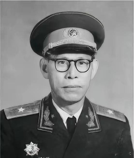 1955年，原琼崖纵队副司令员马白山进京，被授予少将，可他看到一位中将时，却不淡