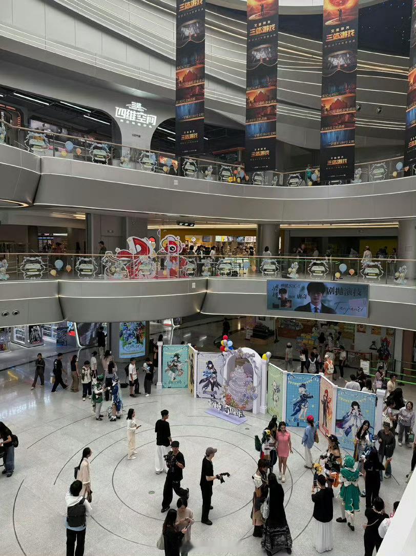 二次元一定要留在大城市工作大城市漫展、线下同人活动不间断，周边店铺、二次元同好随