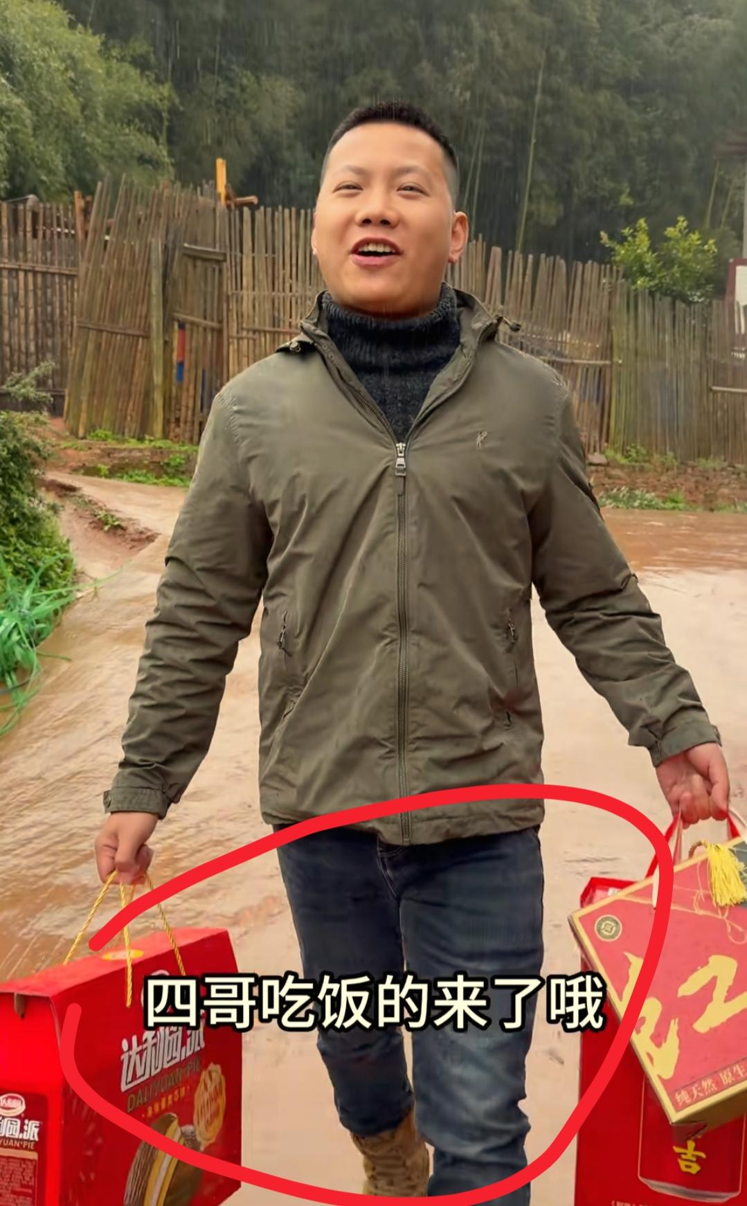 看到小五正月去农村四哥家，串门我忍了
看到农村四哥笑呵呵的接了小五的达利园礼包，