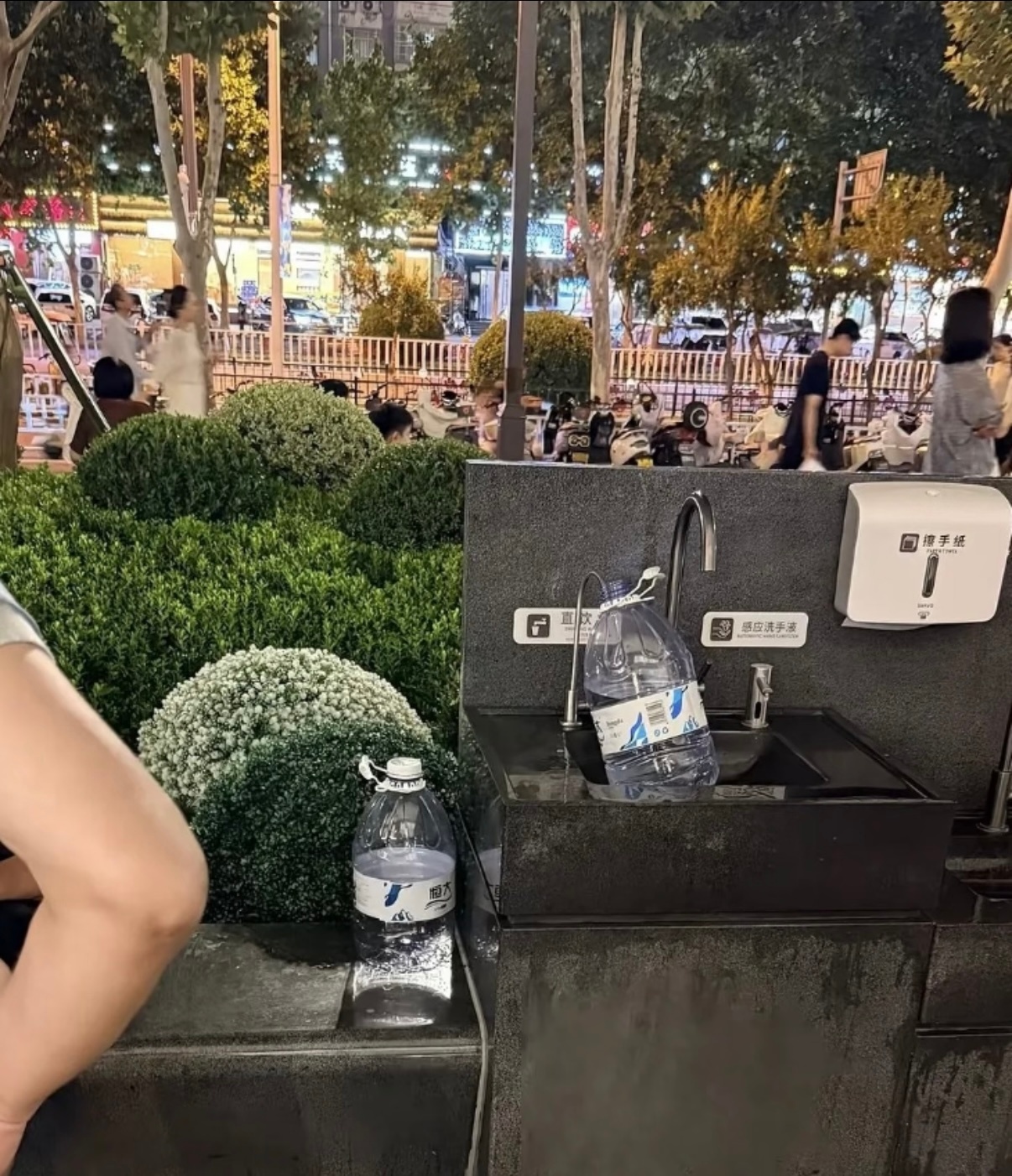 网友曝胖东来直饮水成免费取水点胖东来回应：灌就灌吧这格局可以的但我还是很无语这种