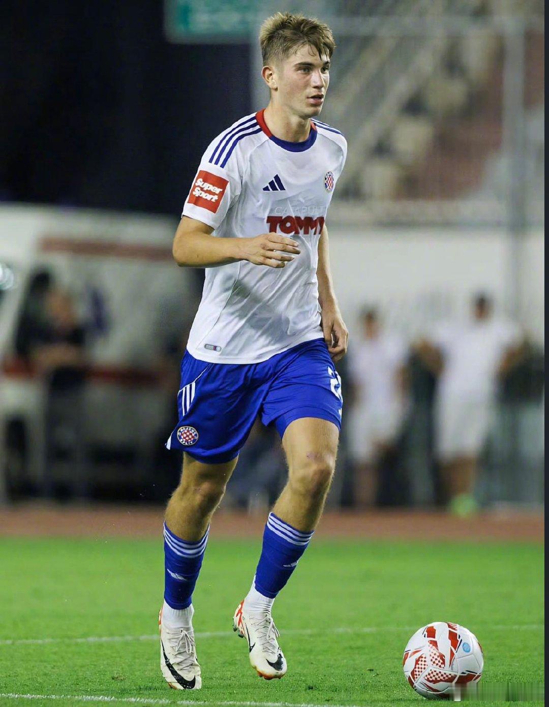 【本赛季一线队出场18次的主力中卫】《米兰体育报》：国米正在与哈杜伊克谈判18岁