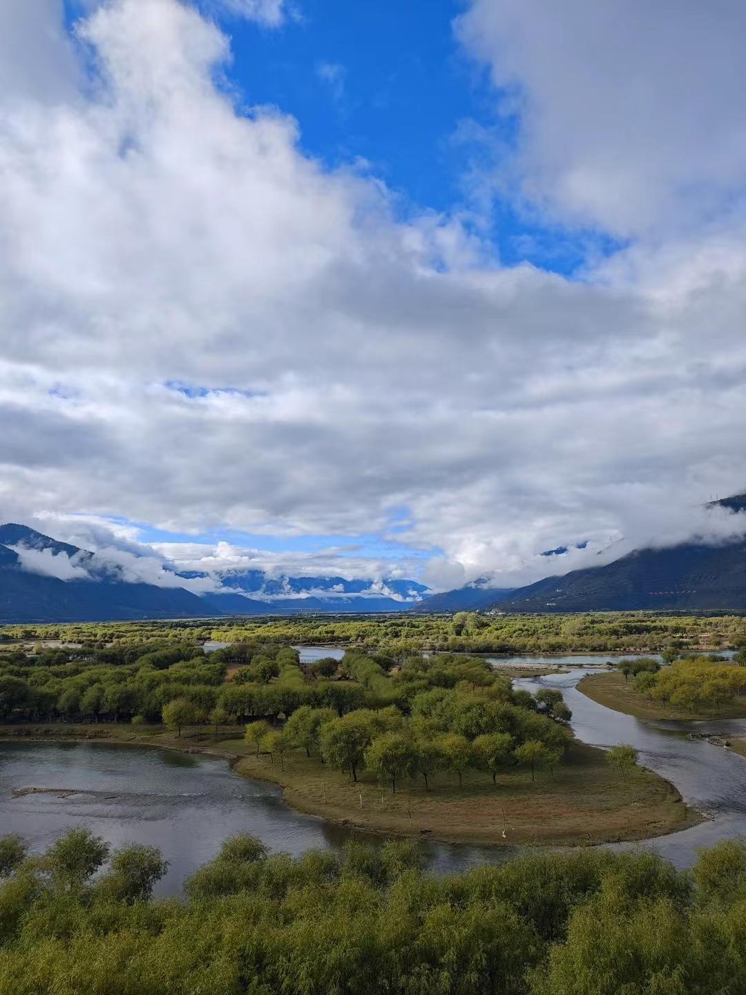我在头条晒家乡 我要在头条好好晒晒家乡桂林。
桂林的早晨美得像幅画。天微亮，雾如