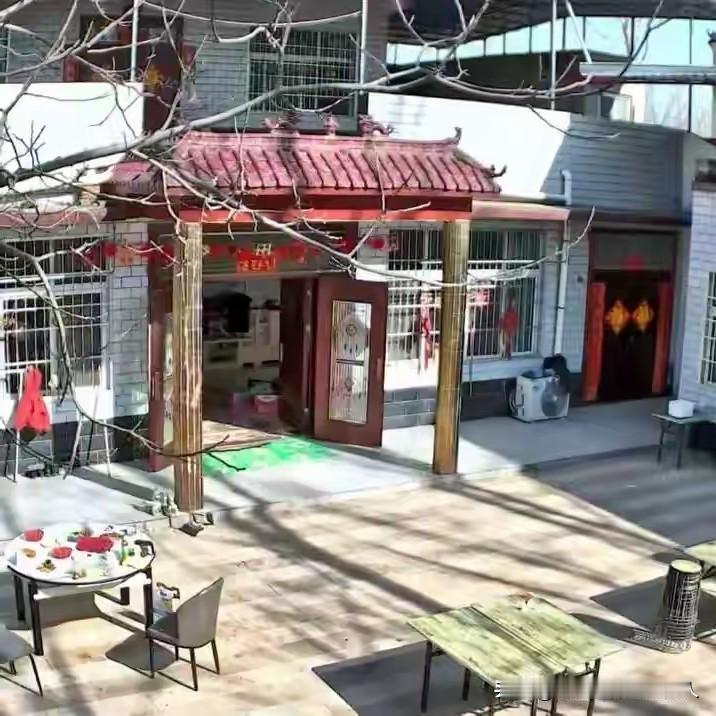 回家相聚的两个小时，戳中了无数人心里最柔软的地方。

一男子翻看老家的监控，过年