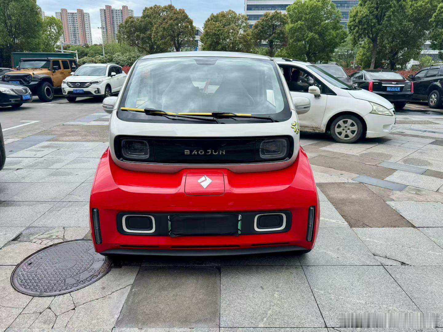 替朋友卖一台车：闭眼🉑入，21年年底宝骏KIWI，高配艺术家，305续航，带快