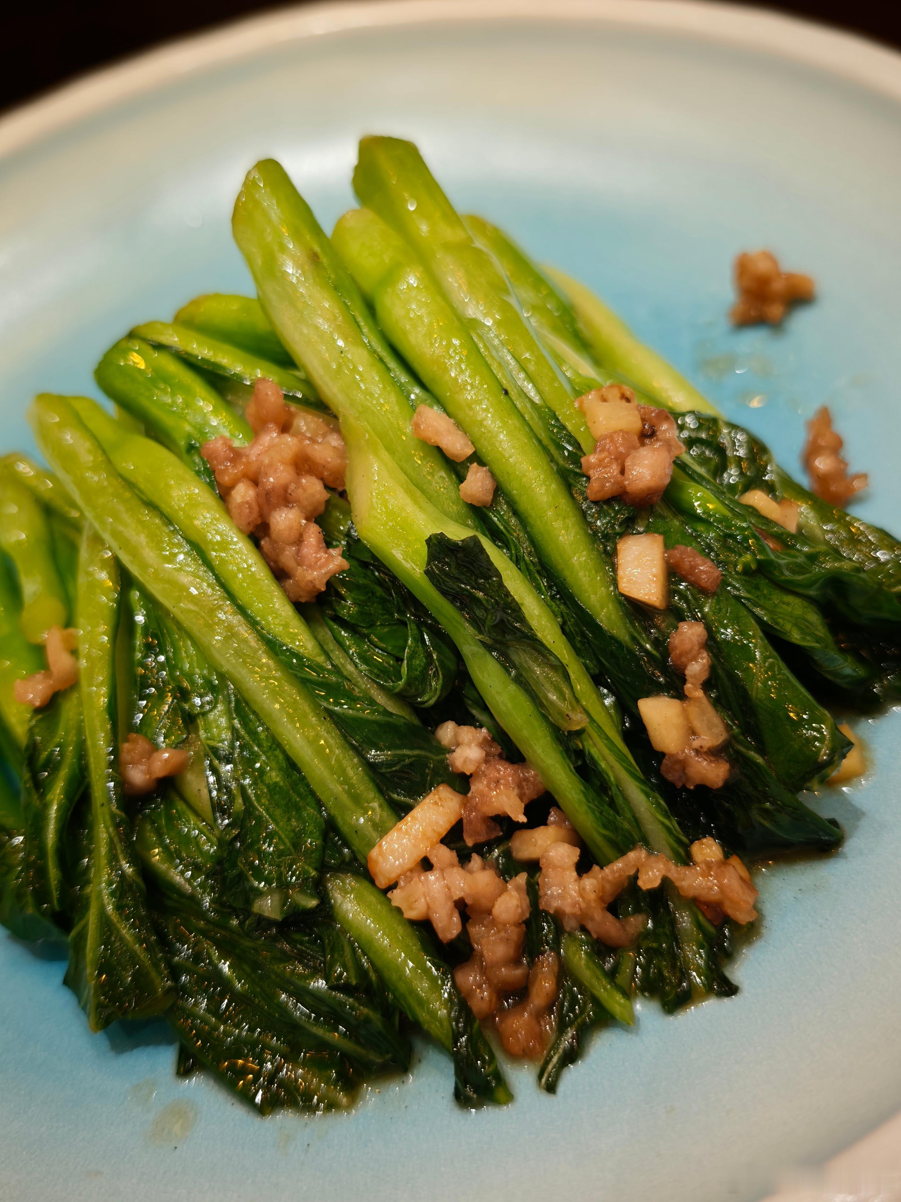 有一次和一个外国朋友吃饭聊天，他说他有一点不明白，老外都是直接吃肉，为啥你们中国