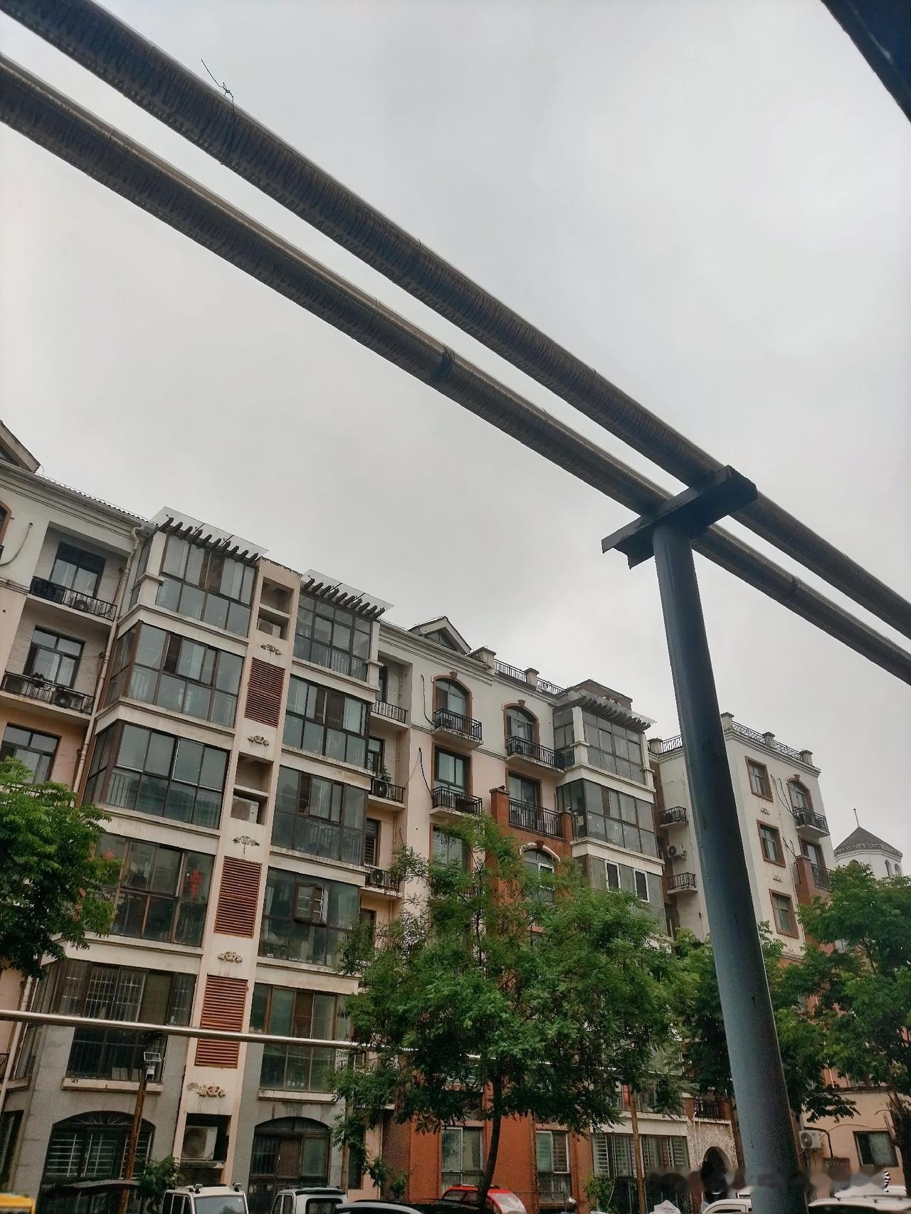 6点左右看看外边不下雨了，

想着不开车，

骑电车送孩子，没想到

6点20出
