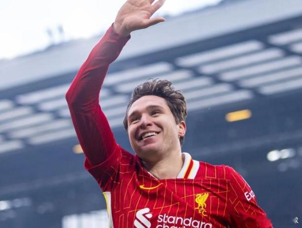 据知名转会专家迪马济奥报道，那不勒斯也已经在考虑引进基耶萨。关注基耶萨的并非只有